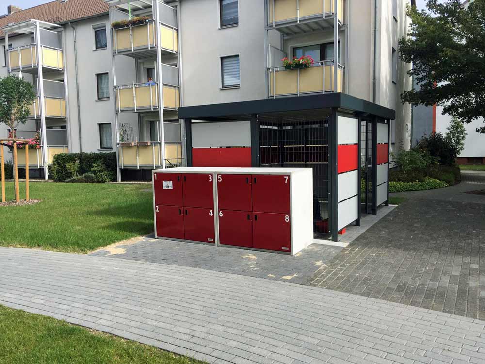 Paketstation vor der Garageneinfahrt Paketstation vor der Garageneinfahrt