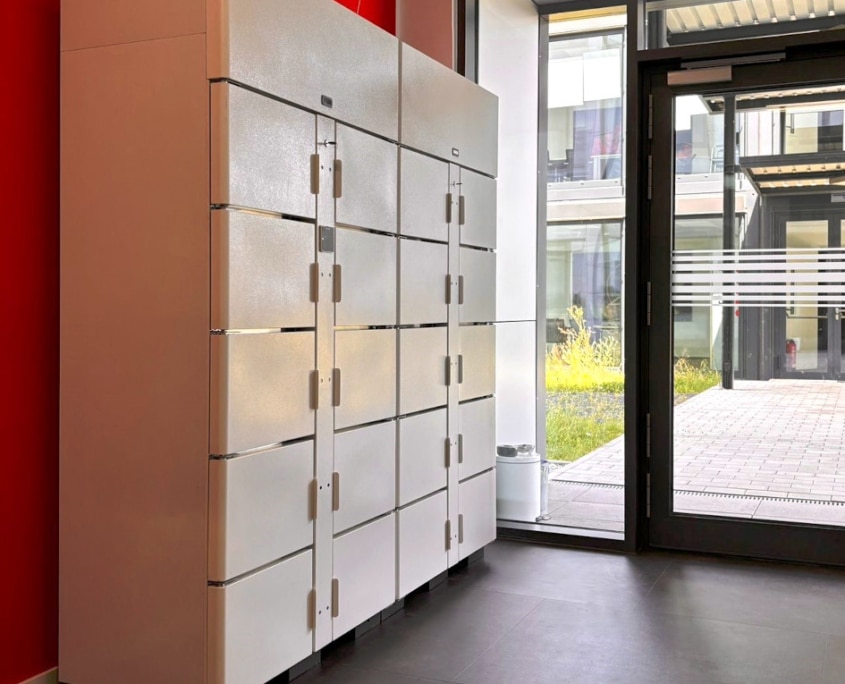 Abholstation mit gekühlten Fächern und Gefrierfächern Abholstation mit gekühlten Fächern und Gefrierfächern